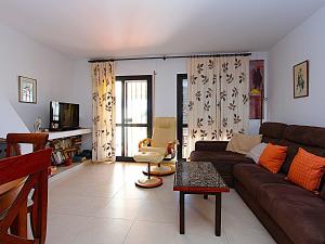 salon z kanapą i krzesłem w obiekcie Casablanca Villas w mieście Nerja