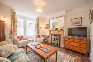 レイストンにある45 Carr Avenue, Leistonのリビングルーム(テレビ、暖炉付)