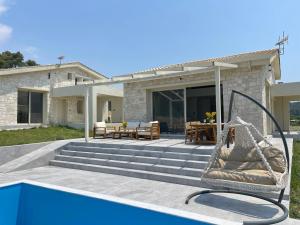 une villa avec piscine et une maison dans l'établissement Villa Anastasia, à Elani