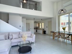 un salon avec un canapé et une table dans l'établissement Villa Anastasia, à Elani