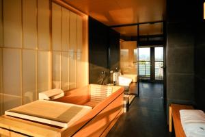 Postel nebo postele na pokoji v ubytování Hangzhou Chunzhiwu Hot Spring Hotel