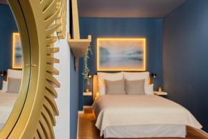 a bedroom with blue walls and a bed with white sheets at Amber & Air - 2 Schlafbereiche, Altstadtnähe, WLAN & Parkplatz in Freiberg