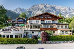 Nespecifikovaný výhled na hory nebo výhled na hory při pohledu z hotelu