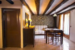 a dining room with a table and chairs and a bedroom at Casa Baró in Tornafort