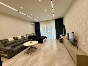 Μια τηλεόραση ή/και κέντρο ψυχαγωγίας στο Sea Breeze Park Residence 2