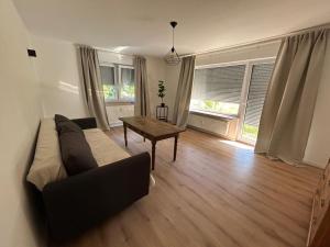 una sala de estar con un sofá y una mesa en WALDnah Rückzugsort in Haiterbach, en Haiterbach