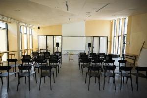 ein leerer Raum mit Stühlen, einer Tafel und einem Klassenzimmer in der Unterkunft Pana Ayusai in Almaty