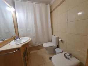 Et badeværelse på La Ladera El Medano Beach Apartment + 8 billeder