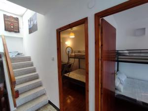 una scala che conduce a una camera con letto a castello di Villa T de Pescadores a Dumbría