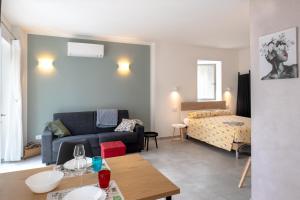 a living room with a couch and a bed at Casa Quadrifoglio - Spalavera in Intra