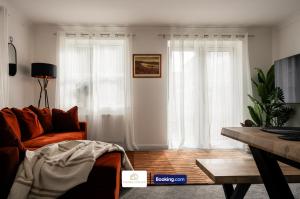 Et tv og/eller underholdning på Modern 3 Bedroom House By The Yuma Homes Short Lets & Serviced Accommodation In Ashford Town Centre With Free Wifi & Free Parking + 42 billeder