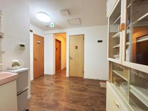 een keuken met witte muren en houten vloeren en een hal bij 花の郷田端a04 in Tokyo +26 foto's