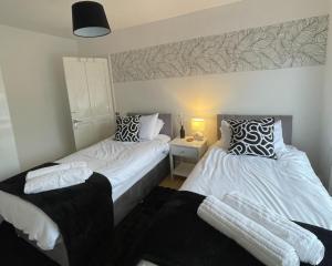 En eller flere senge i et værelse på Modern 3 Bedroom Contractor Stay House in Birmingham B23 near M6 with Free Parking and WiFi + 44 billeder