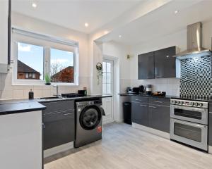 Kuchyň nebo kuchyňský kout v ubytování Modern 3 bedroom contractor house in Birmingham B23 with free parking and WiFi