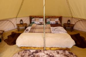 Postel nebo postele na pokoji v ubytování Glamping and Camping at The Orchard