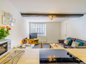 una sala de estar con un sofá y una mesa en 2 Bed in Cockermouth 85514, en Cockermouth