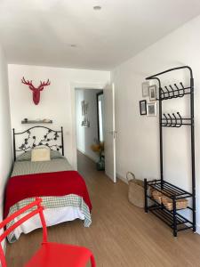 ein Schlafzimmer mit einem Bett mit einer roten Decke in der Unterkunft VUT El Cordón Con garaje in Zamora