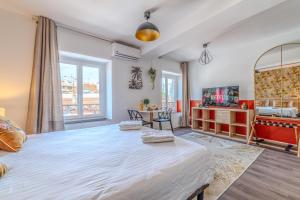 Ένα ή περισσότερα κρεβάτια σε δωμάτιο στο Lys Roanne centre-ville - Clim & Parking