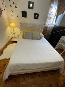 a large white bed in a room with a window at Habitación céntrica en Chamberí in Madrid