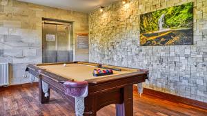 Una mesa de billar en Apartament Lola SPA z prywatnym Jacuzzi - najbliżej wyciągu - by Royal Aparts