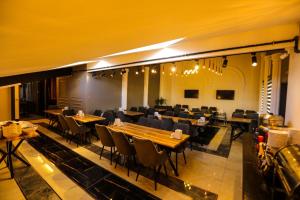 a restaurant with tables and chairs in a room at Ruşen otel in Bostaniçi
