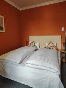 Postel nebo postele na pokoji v ubytování Hotel Drei Kronen