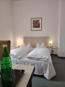 Postel nebo postele na pokoji v ubytování Hotel Drei Kronen