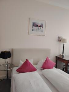 Postel nebo postele na pokoji v ubytování Hotel Drei Kronen