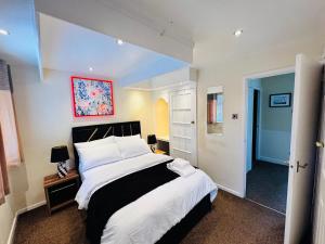 a bedroom with a large bed in a room at Luxe 2 Bedroom House Derby City in Derby