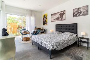 a bedroom with a bed and a window at Le logis de la castagne in Caumont-sur-Durance