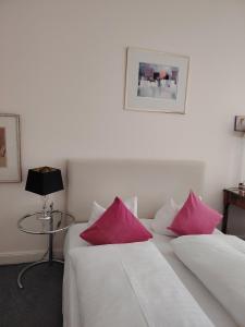 Postel nebo postele na pokoji v ubytování Hotel Drei Kronen
