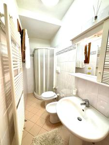 un bagno bianco con un water e un lavandino di Residence azzurro VISTA MARE-A a Gabicce Mare