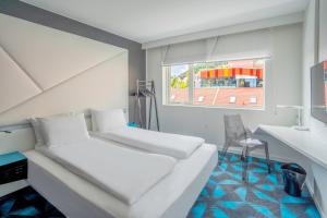 Postel nebo postele na pokoji v ubytování Magic Hotel Solheimsviken