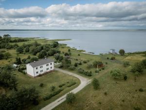 una vista aérea de una casa junto a un lago en Rannamäe Kaevumaja, en Kailuka