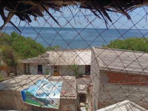 ポンディシェリにあるVilla De Oceanの海を背景にした家の風景