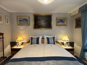 卢塞恩Chlösterli的一间卧室，有一张大床，两张桌子和两盏灯