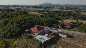 une vue aérienne d'une maison avec piscine dans l'établissement Avalska Bajka Beograd, 