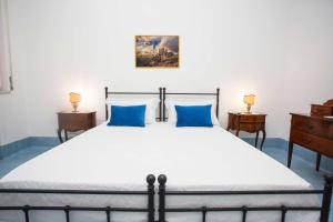 En eller flere senge i et værelse på Villa Maria Apartment