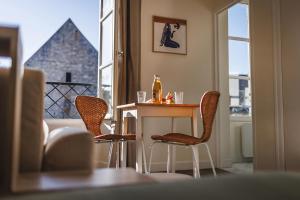 a table and chairs in a room with a window at "Aux Grandes Ecoles" Studio Premium cœur de Poitiers in Poitiers