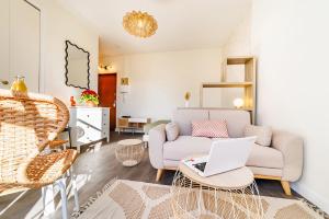 Χώρος καθιστικού στο "Aux Grandes Ecoles" Studio Premium cœur de Poitiers