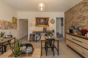 Kuchyň nebo kuchyňský kout v ubytování Travel B&B