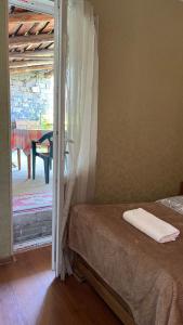 Rúm í herbergi á Guesthouse Chela