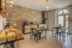 Kuchyň nebo kuchyňský kout v ubytování Travel B&B