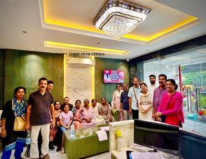 Un grupo de personas posando para una foto en una habitación. en Hotel Royal Vista, en Amritsar