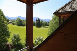 Vista generica sulle montagne o vista sulle montagne dall'interno dell'hotel