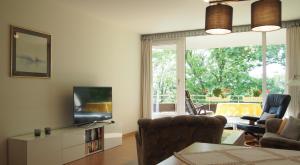 Et tv og/eller underholdning på Suite 13 - Appartementresidenz am Kurpark - Mit Blick in den Kurpark