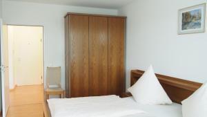 En eller flere senge i et værelse på Suite 13 - Appartementresidenz am Kurpark - Mit Blick in den Kurpark + 13 billeder