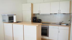 Køkken eller tekøkken på Suite 13 - Appartementresidenz am Kurpark - Mit Blick in den Kurpark