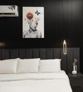 Un dormitorio con una cama blanca con una pared negra. en Nestoria Royal, en Kadobunkuro