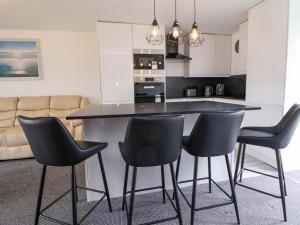 Η κουζίνα ή μικρή κουζίνα στο 4 Willow Grove - Freehold +20 φωτογραφίες